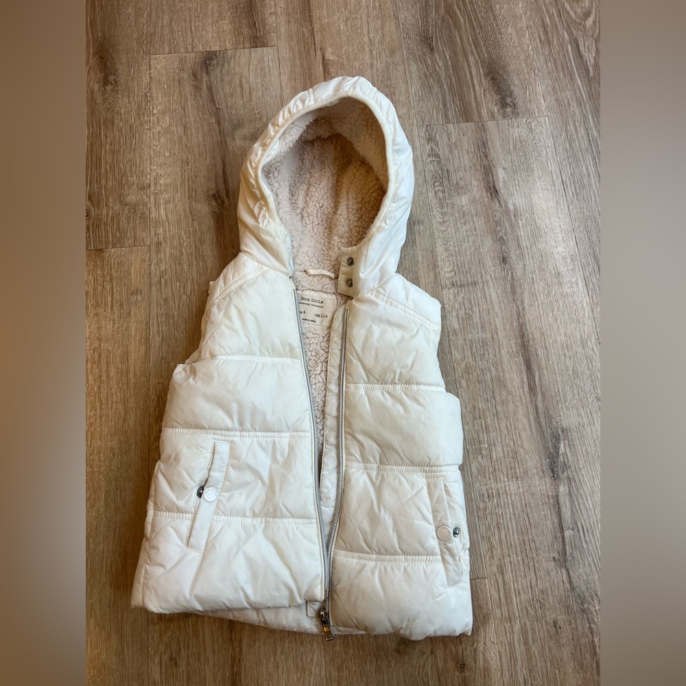Zara Kids lightweight white vest, warm and durable. Size 4